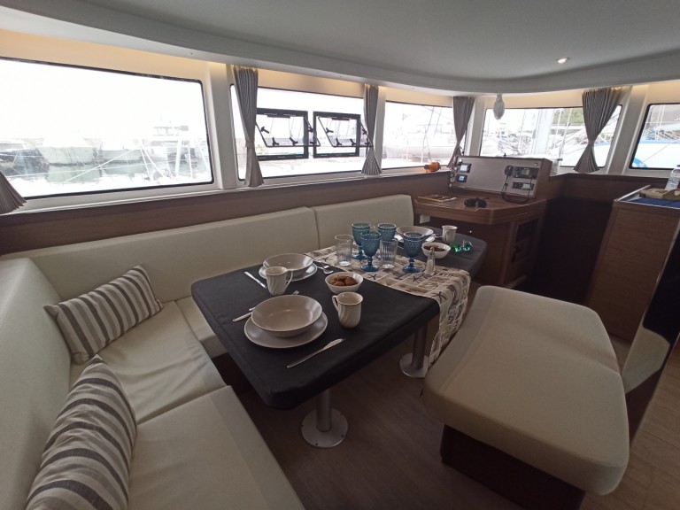 Hire Catamaran Lagoon with a boat licence