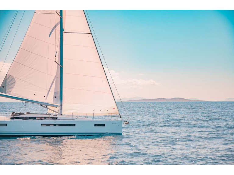 Sailboat to hire Alimos at the best price
