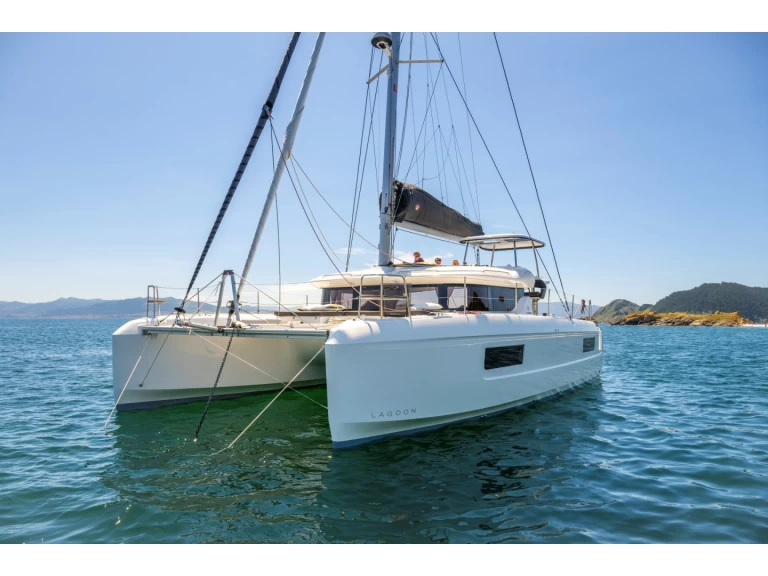 Charter a Lagoon Lagoon 43 in Alimos on Samboat