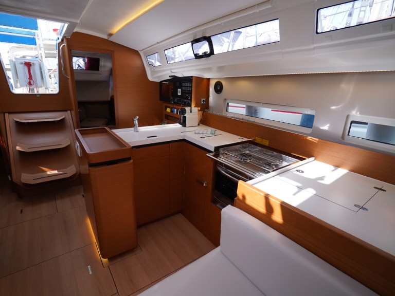 Hire Sailboat Jeanneau with a boat licence