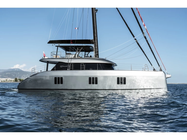 Charter a Sunreef Sunreef 60 in Alimos on Samboat