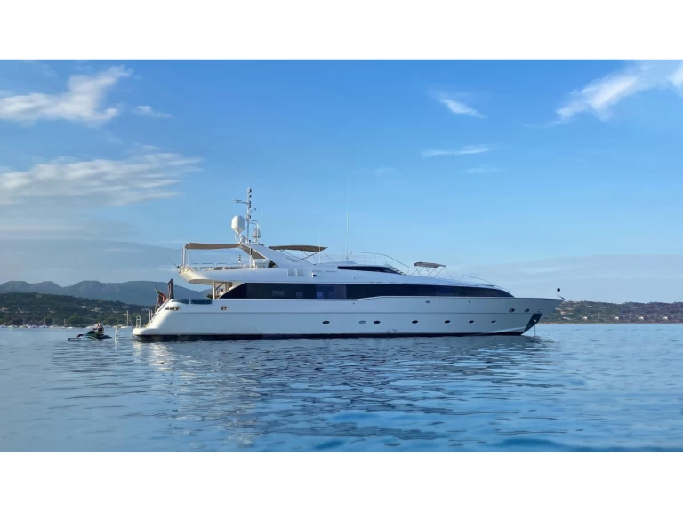 Luxury Yacht to hire Piraeus at the best price