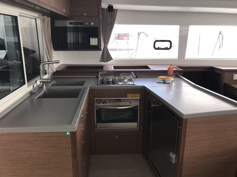 Catamaran to hire Cugnana Verde at the best price