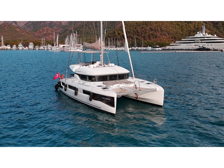 Hire Catamaran Lagoon with a boat licence