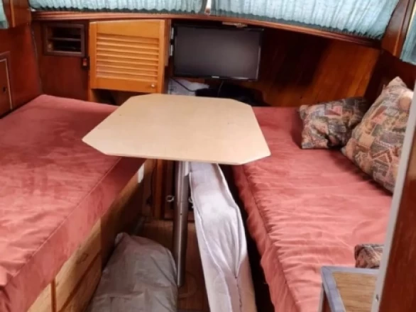 Hire Motorboat peereboom kruiser with a boat licence