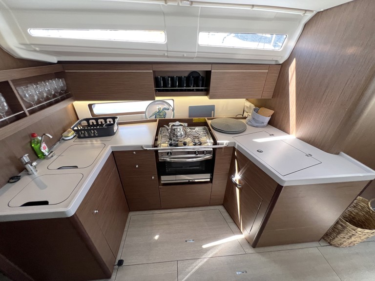 Yacht hire Alimos cheap Oceanis 40.1