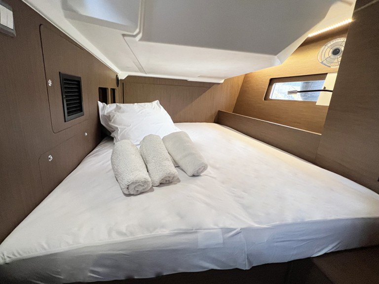 Sailboat to hire Alimos at the best price