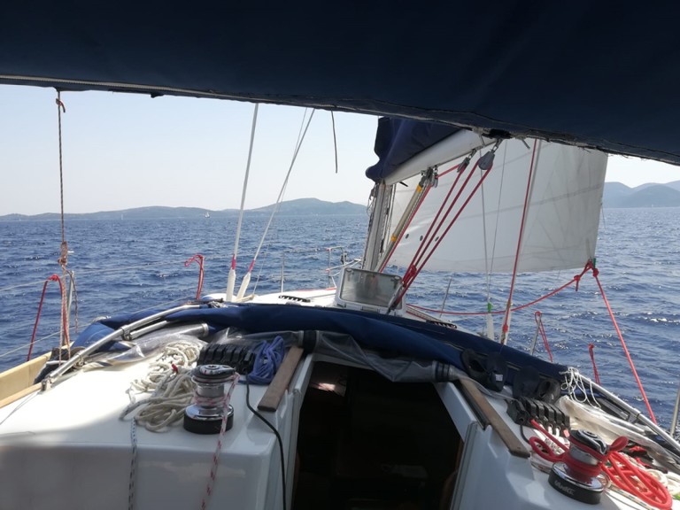 Hire Sailboat with or without skipper Jeanneau Nikiána