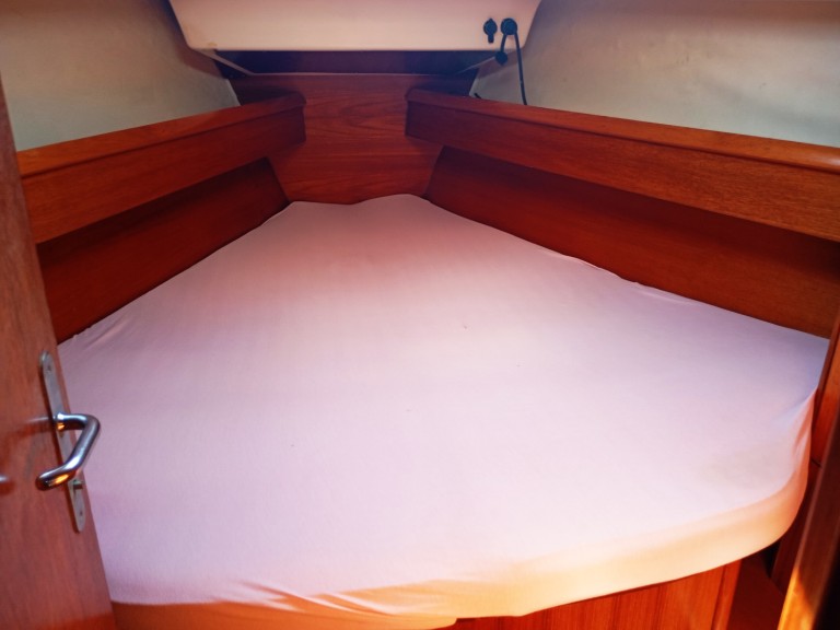 Hire Sailboat Jeanneau with a boat licence