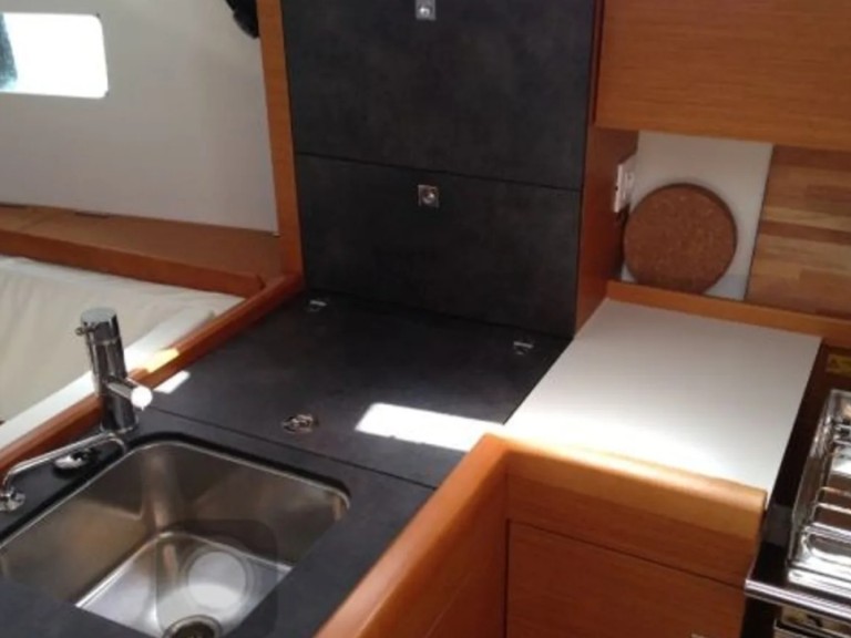 Charter a Jeanneau Sun Odyssey 349 in Lefkáda on Samboat