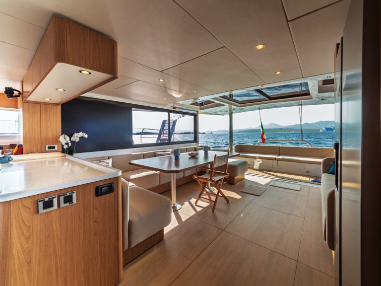 Charter a Bali Bali 5.8 in Eden Island on Samboat