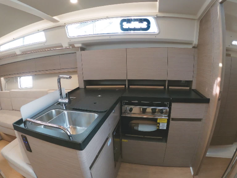 Hire a 69 HANSE 418 Hyères