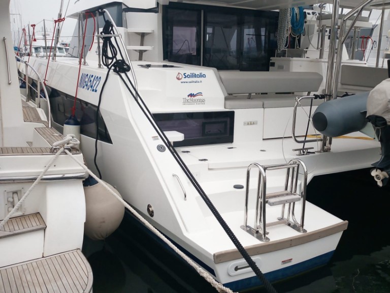 Catamaran hire in Cannigione - Leopard Catamarans / Robertson & Caine Leopard 42 - 4 cab.