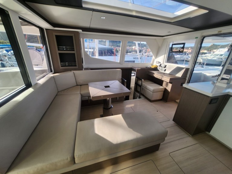 Catamaran hire in Cannigione - Leopard Catamarans / Robertson & Caine Leopard 45