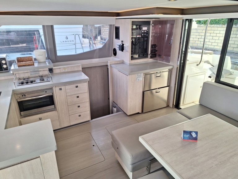 Catamaran hire in Furnari - Leopard Catamarans / Robertson & Caine Leopard 45