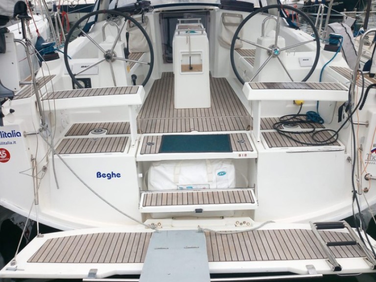 Hire a Bénéteau Oceanis 35.1 Cannigione