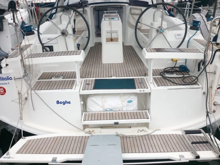 Hire a Bénéteau Oceanis 35.1 Cannigione