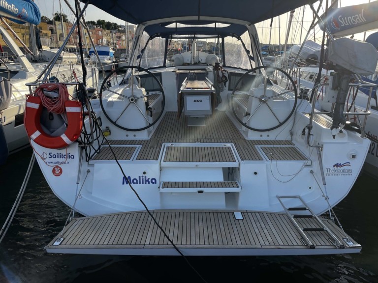 Charter a Bénéteau Oceanis 41.1 in Cannigione on Samboat