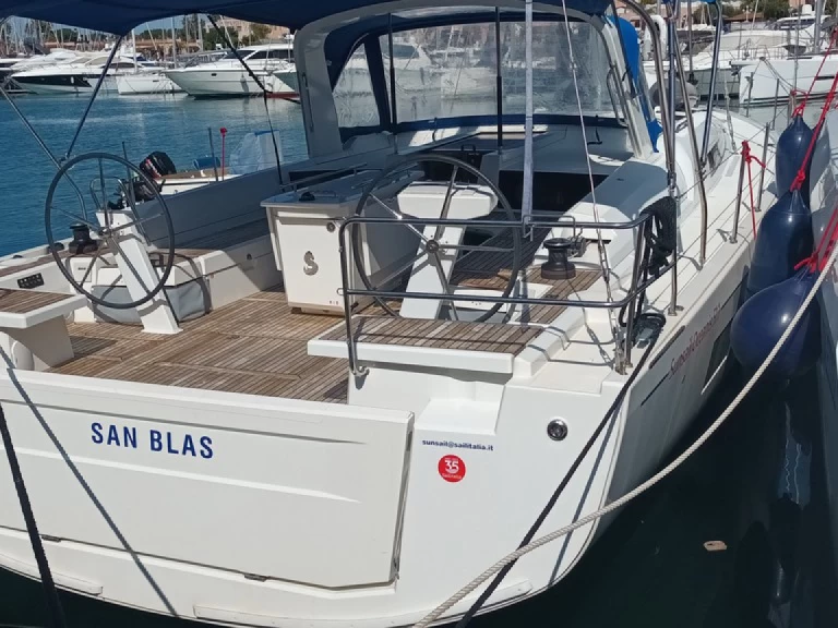 Hire a Bénéteau Oceanis 51.1 Furnari