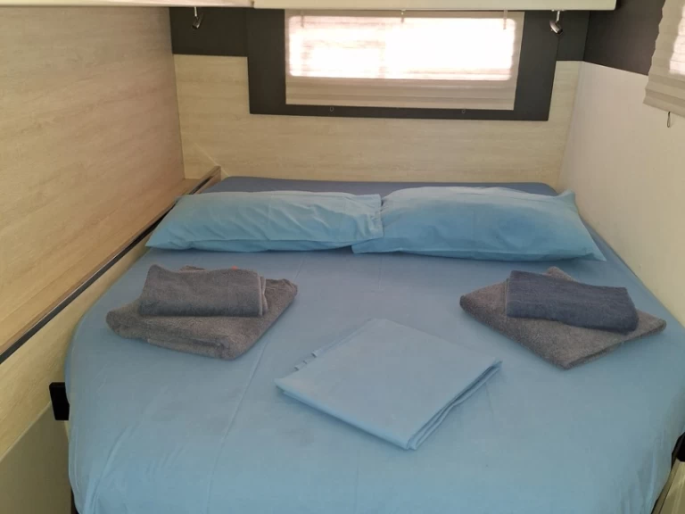 Yacht hire Furnari cheap Leopard 40