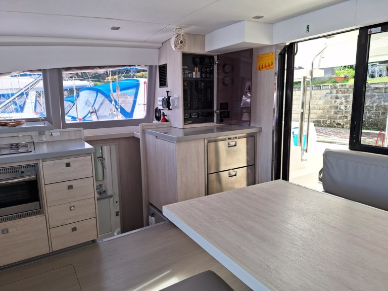Catamaran hire in Furnari - Leopard Catamarans / Robertson & Caine Leopard 40