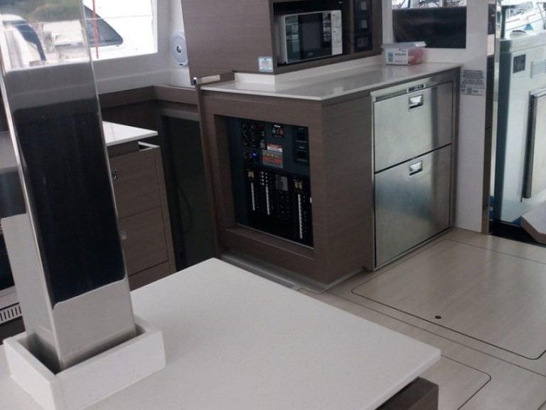 Charter a Leopard Catamarans / Robertson & Caine Leopard 42 - 4 cab. in Cannigione on Samboat