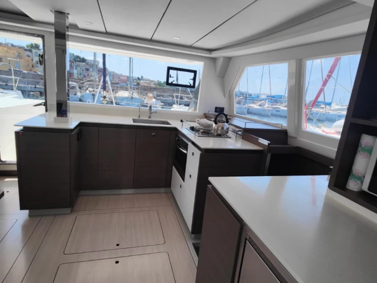 Hire a Leopard Catamarans / Robertson & Caine Leopard 42 - 4 cab. Procida