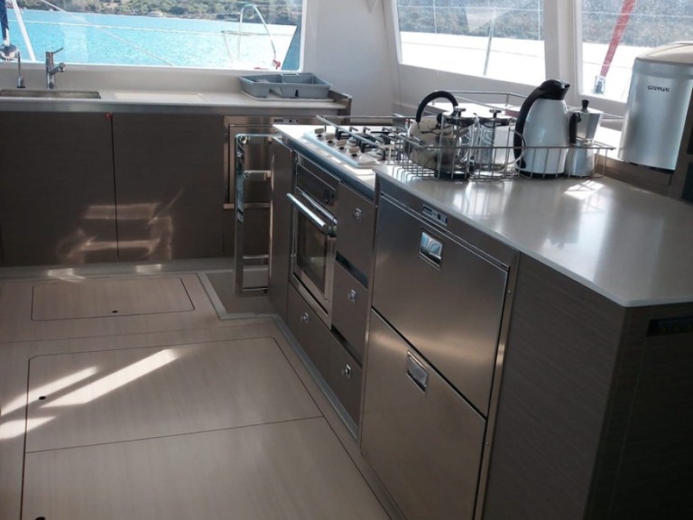 Catamaran hire in Cannigione - Leopard Catamarans / Robertson & Caine Leopard 50 - 5 + 1 cab