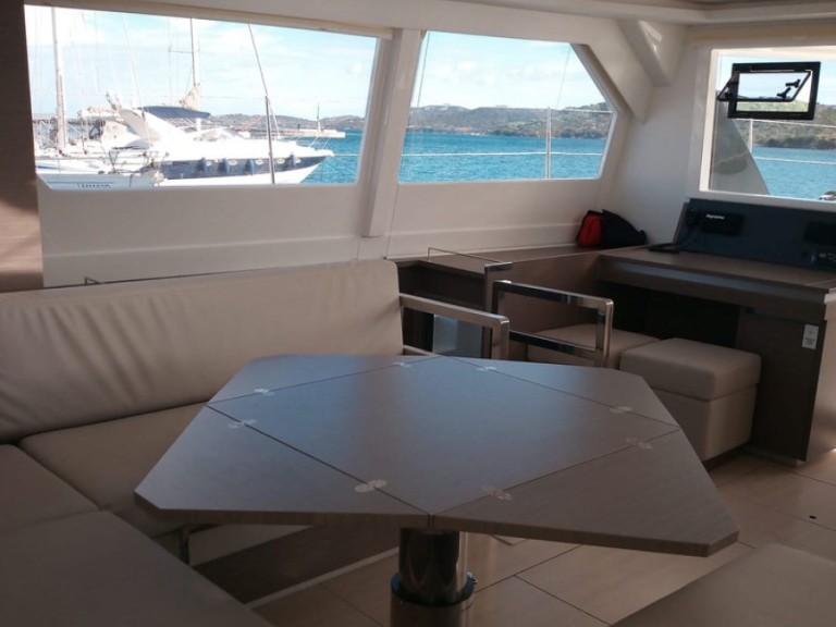 Charter a Leopard Catamarans / Robertson & Caine Leopard 50 - 5 + 1 cab in Cannigione on Samboat