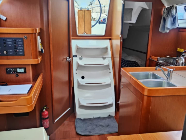 Hire a Bénéteau Oceanis 31 Procida
