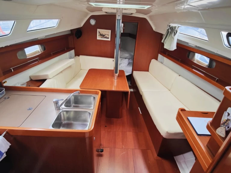 Yacht hire Procida cheap Oceanis 31