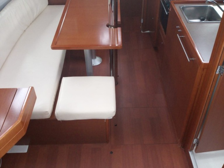 Sailboat hire in Cannigione - Bénéteau Oceanis 35.1