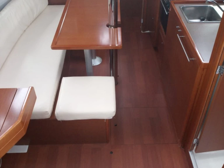 Sailboat hire in Cannigione - Bénéteau Oceanis 35.1