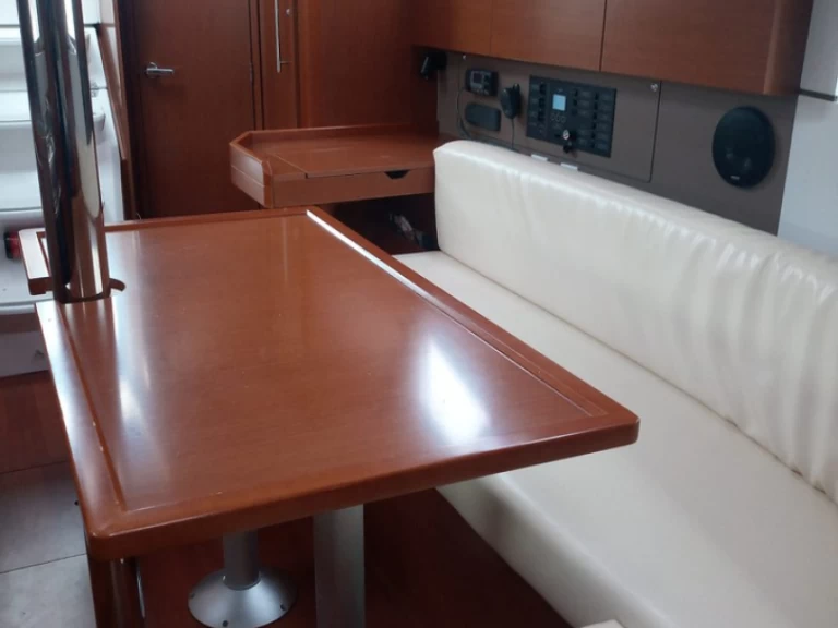 Charter a Bénéteau Oceanis 35.1 in Cannigione on Samboat