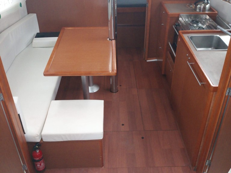 Yacht hire Cannigione cheap Oceanis 38