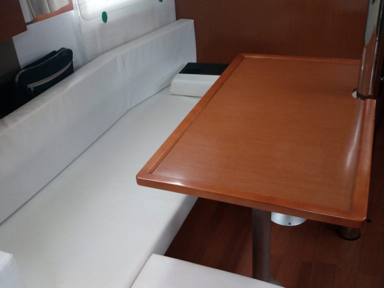 Sailboat hire in Cannigione - Bénéteau Oceanis 38