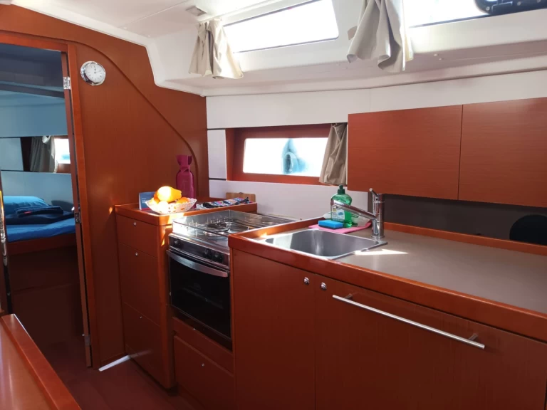 Charter a Bénéteau Oceanis 38 in Furnari on Samboat