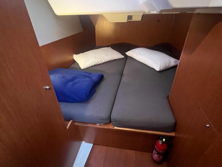 Sailboat hire in Cannigione - Bénéteau Oceanis 38.1