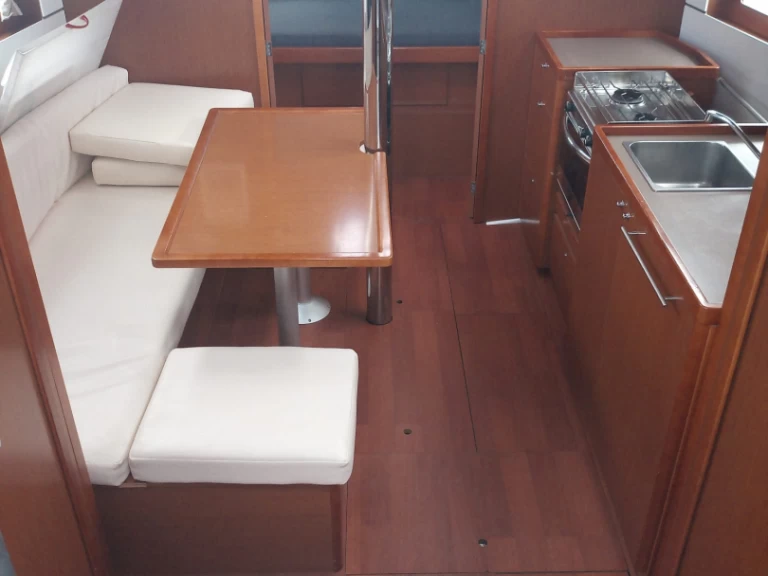 Charter a Bénéteau Oceanis 38.1 in Cannigione on Samboat