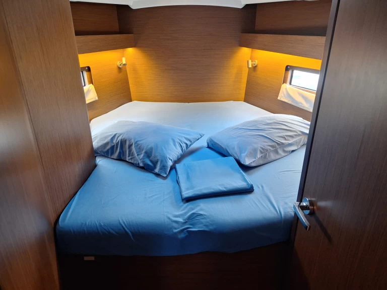 Sailboat hire in Procida - Bénéteau Oceanis 40.1