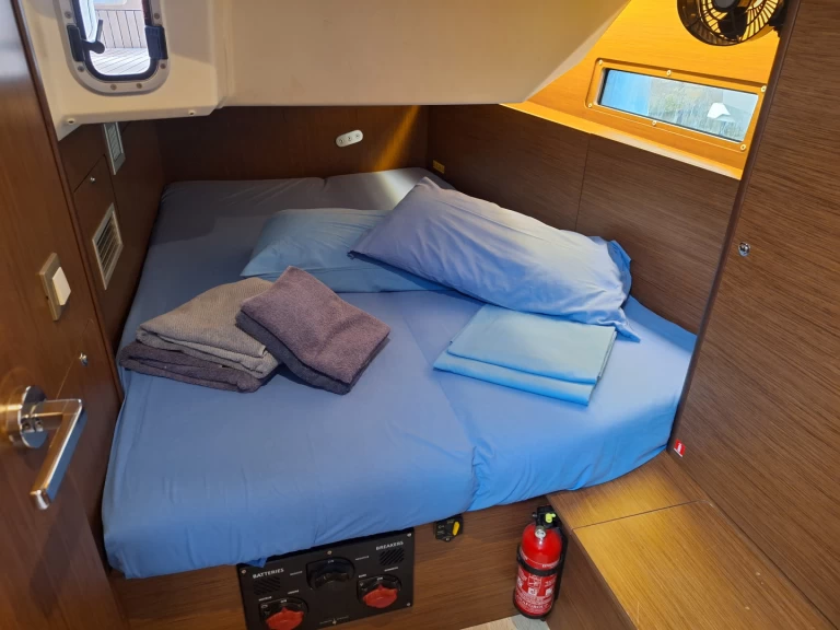 Charter a Bénéteau Oceanis 40.1 in Procida on Samboat