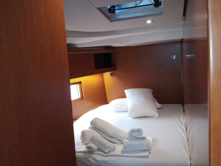 Charter a Bénéteau Oceanis 51.1 in Cannigione on Samboat