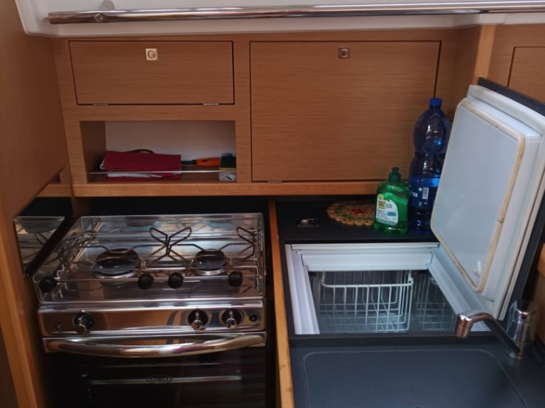 Hire Sailboat Jeanneau with a boat licence