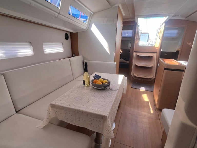 Yacht charter Cannigione - Jeanneau Sun Odyssey 410 on SamBoat