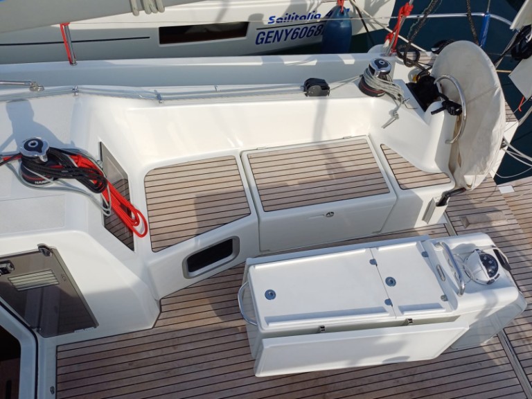 Hire Sailboat Jeanneau with a boat licence