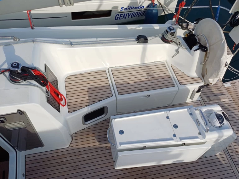 Hire Sailboat Jeanneau with a boat licence