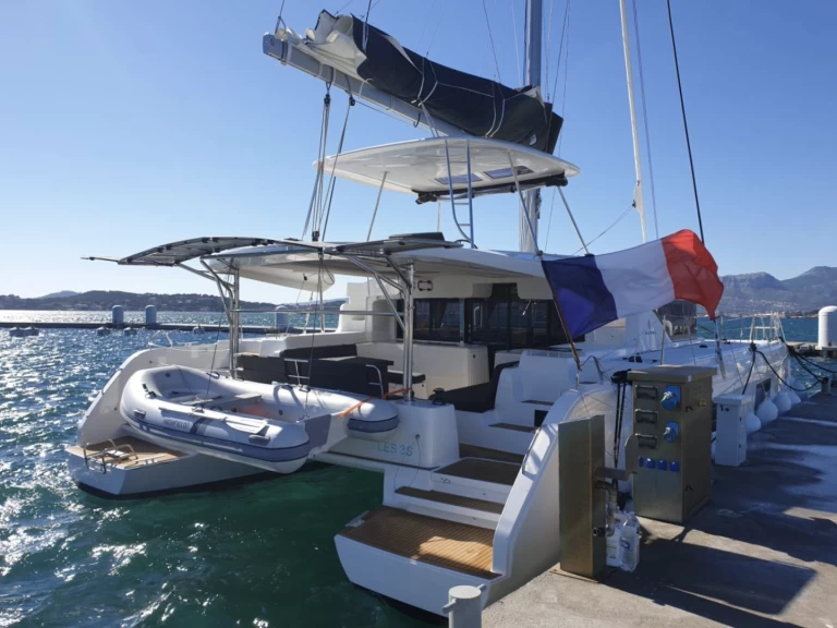 Hire Catamaran Lagoon with a boat licence