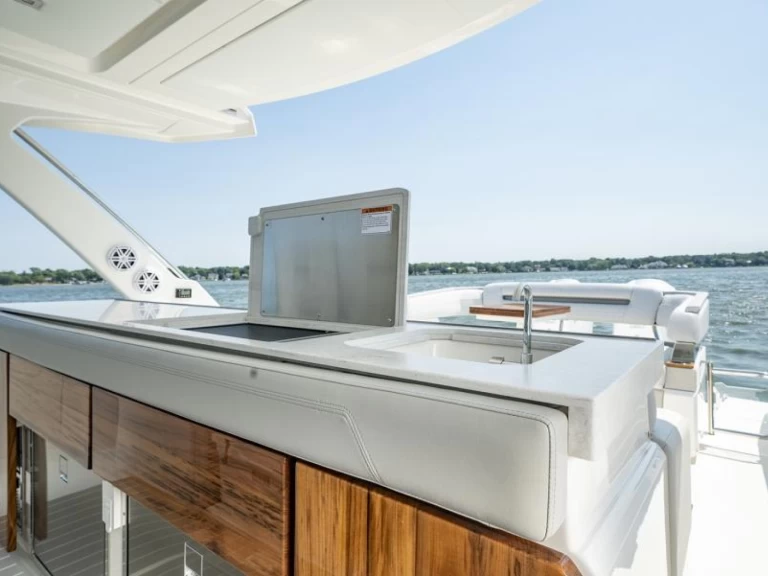 Hire Luxury Yacht Tiara with a boat licence