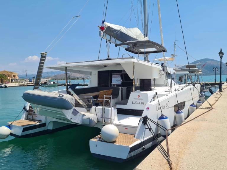 Catamaran hire in Lefkáda - Fountaine Pajot Lucia 40