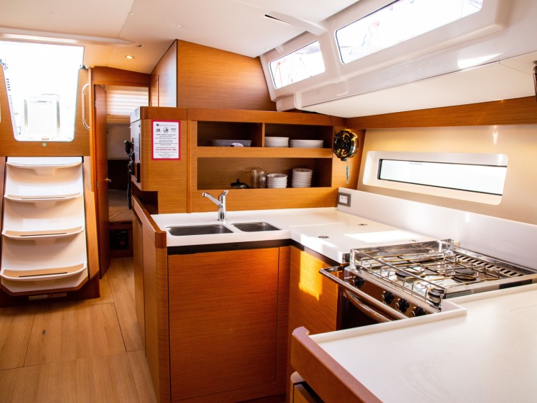 Yacht charter Lávrio - Jeanneau Sun Odyssey 490 on SamBoat